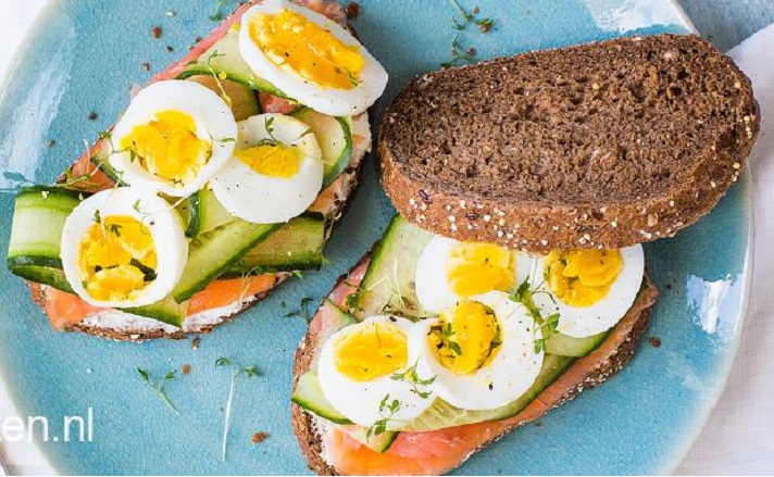 Sandwich Met Gerookte Zalm En Komkommer